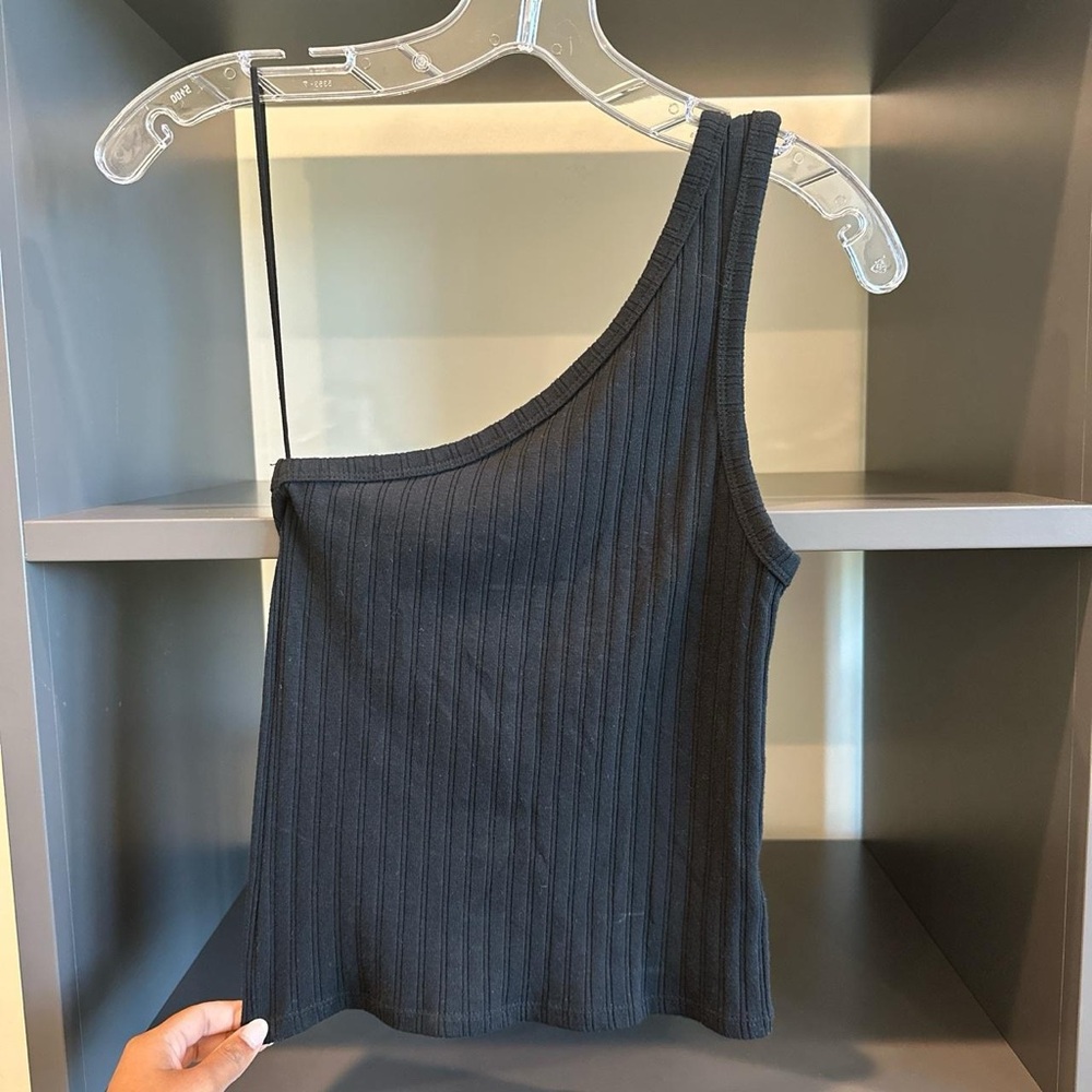 American Eagle one shoulder tank. Never worn before— but no tags.